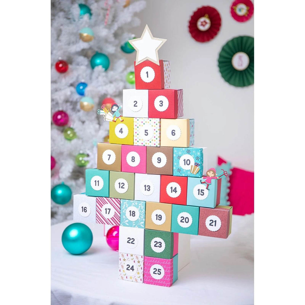 Ein farbenfroher Weihnachtsbaum, gefertigt aus dem Sizzix Thinlits Stanzformen-Set „Weihnachtsmann und Elfen“ für eine festliche Weihnachtsfeier.