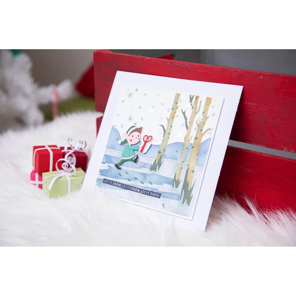 Eine Sizzix-Weihnachtskarte mit dem Bild eines von Schnee umgebenen Jungen.