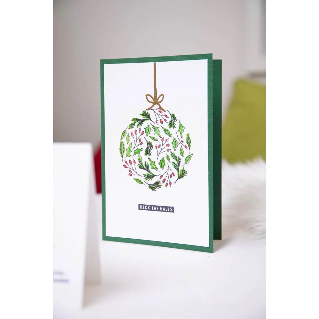 Eine Weihnachtskarte mit Sizzix • Thinlits Die Set Jolly Season Stechpalmenblättern darauf.