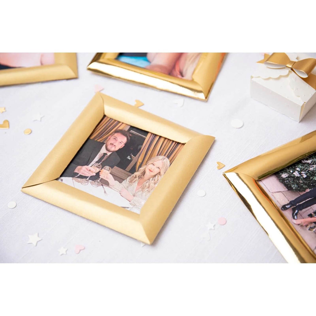 Ein goldenes Sizzix • Thinlits Die Set Dimensional Multi-Frames mit einem Paarfoto darauf, verziert mit zarten Thinlits-Schablone-Designs für ein atemberaubendes Papierbastelarbeiten-Finish.