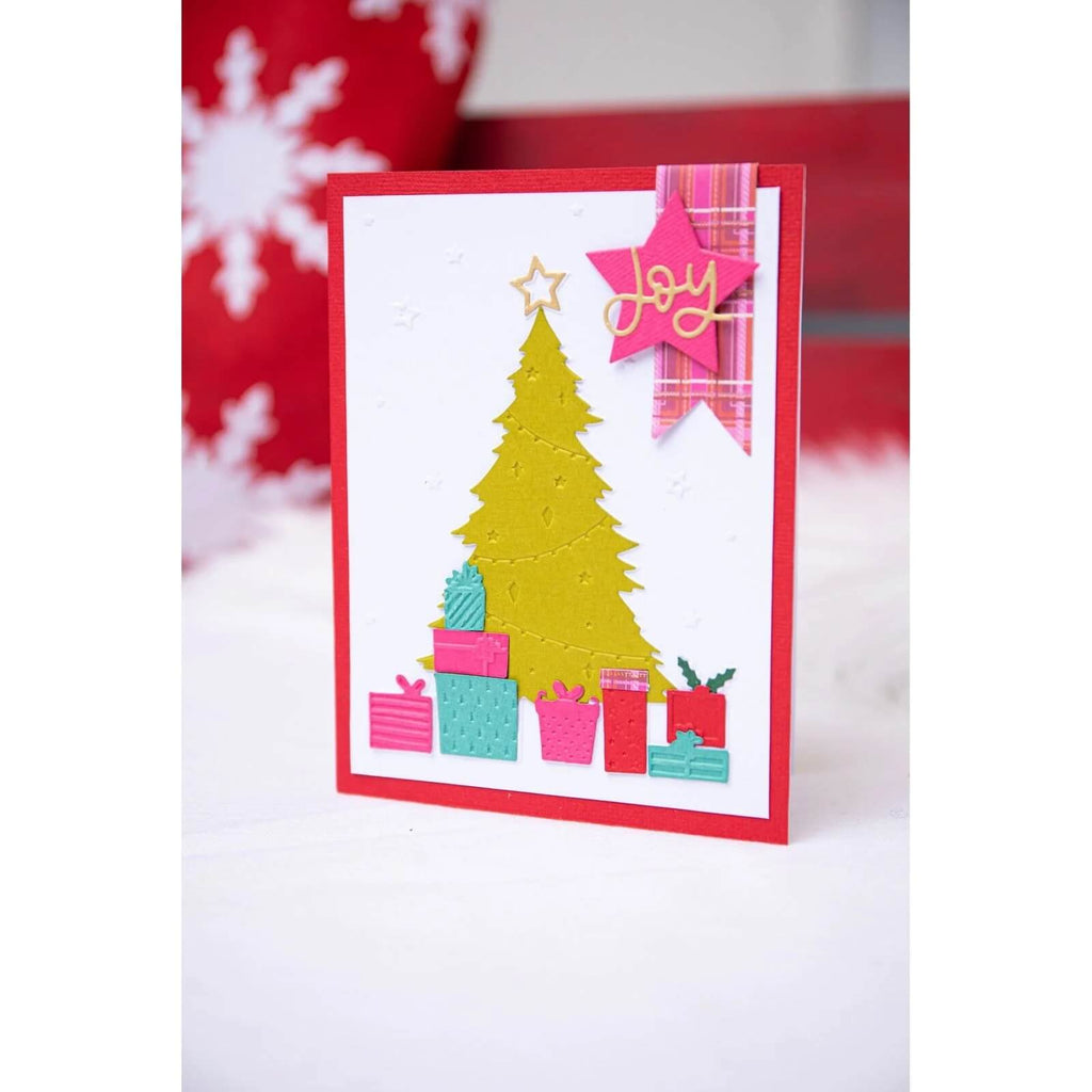 Ein Sizzix • Thinlits Stanzen-Set mit Prägefolder Sparkle Tree-Karte mit einem Weihnachtsbaum und Geschenken, perfekt zum Weihnachtskartenbasteln.