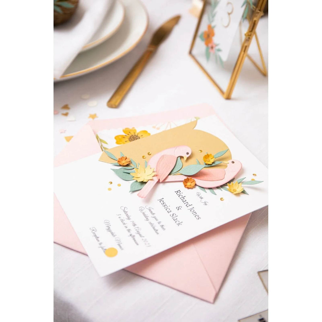 Eine entzückende Einladung mit Sizzix • Thinlits Stanzformen-Set, süßen Vögeln und Flamingos auf einem rosa und gelben Hintergrund.