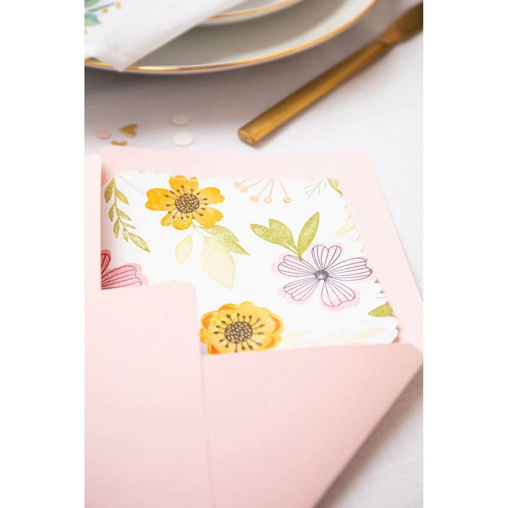 Ein rosa Umschlag mit Sizzix • Thinlits Stanzformen-Set „Süße Vögel“ und Blumen darauf.