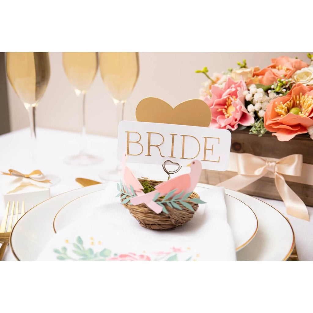 Ein Tischgedeck mit einem Schild mit der Aufschrift „Braut“, geschmückt mit einem Sizzix Thinlits Die Set Sweet Birds.