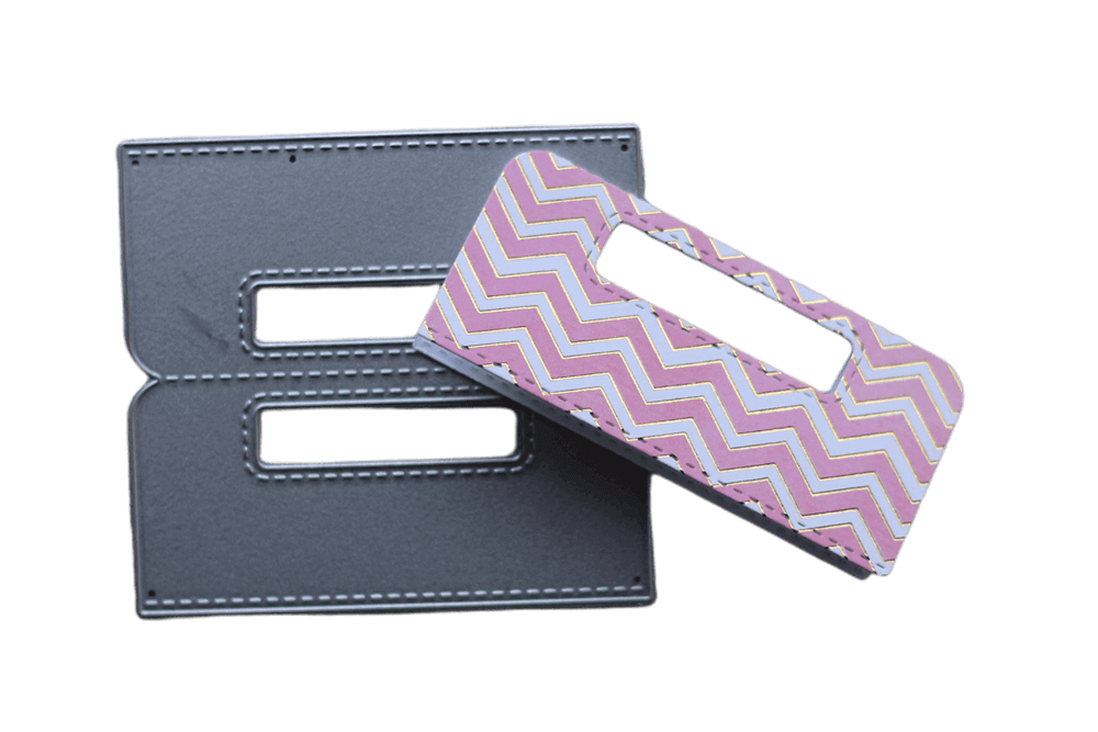 Eine rosa Chevron-Geldbörse auf schwarzem Hintergrund mit einem Stanzschablonen-Griffe-Design und hergestellt aus strapazierfähigem Papiermaterial von Stanzenshop.de.
