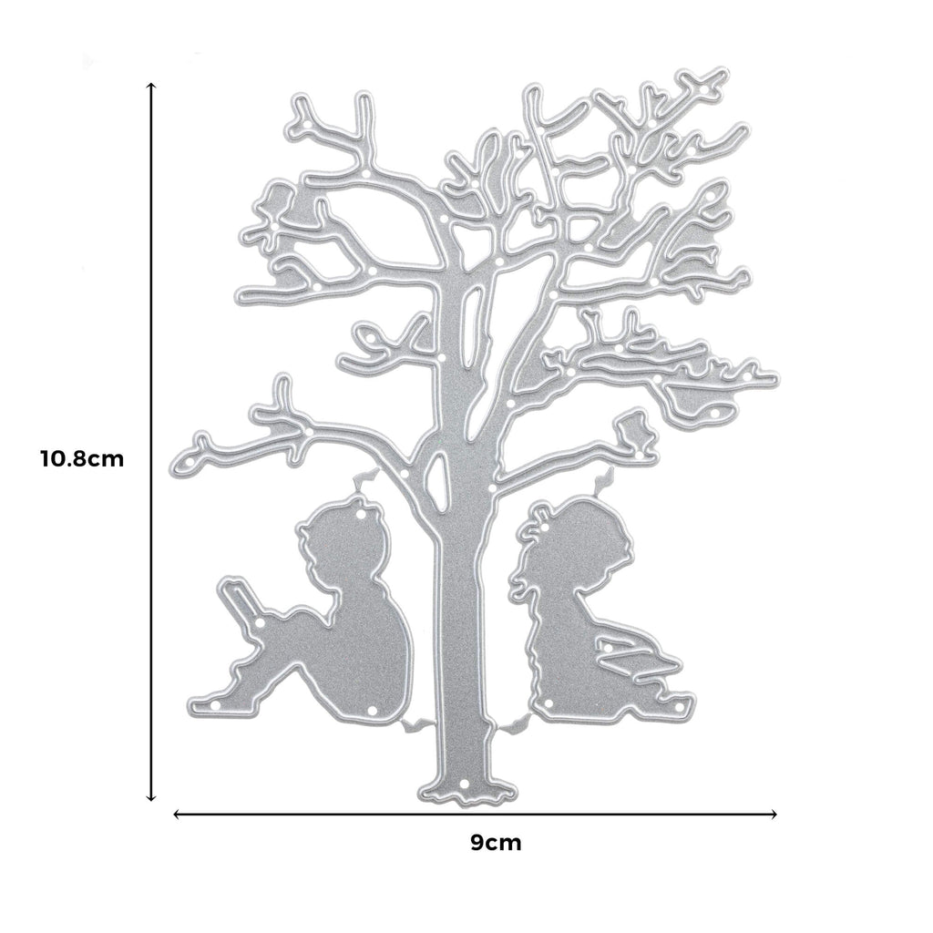 Zwei unter einem Baum sitzende Kinder in einem Metallrahmen, abgebildet mit der Stanzschablone Baum mit zwei sitzenden Kindern von Stanzenshop.de.