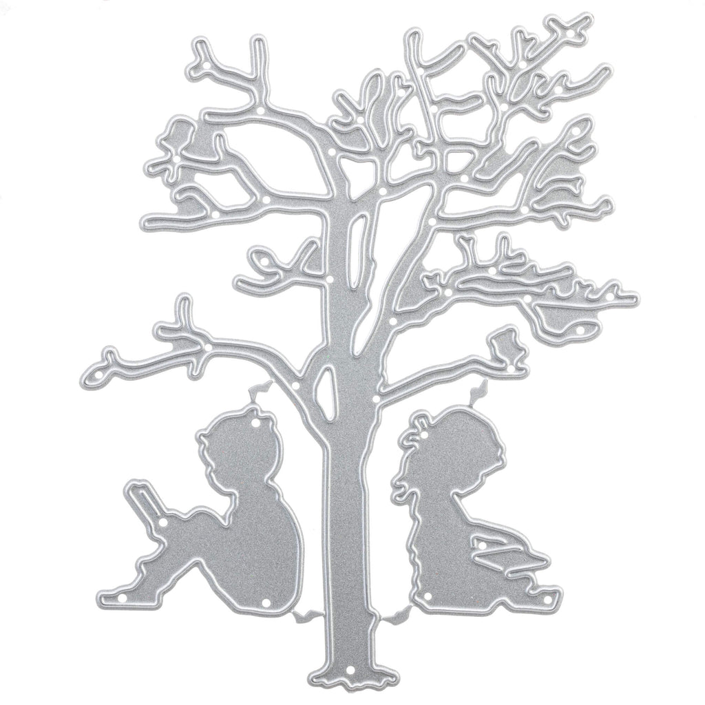 Zwei Personen sitzen unter einer Stanzschablone Baum mit zwei sitzenden Kindern von Stanzenshop.de.