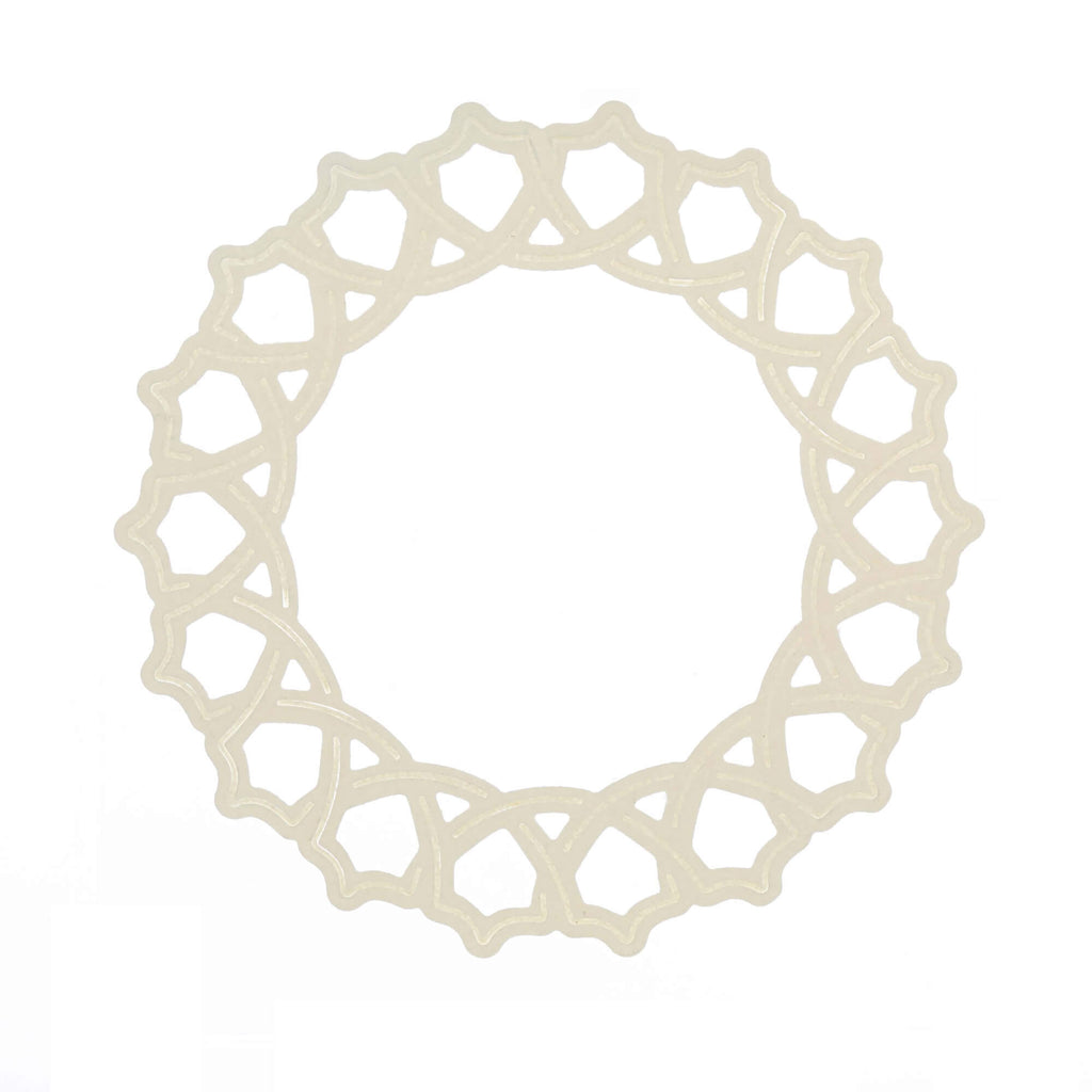 Eine weiße Stanzschablone: Ringe mit Muster in drei Größen in Form einer Blume auf weißem Hintergrund von der Marke Stanzenshop.de.