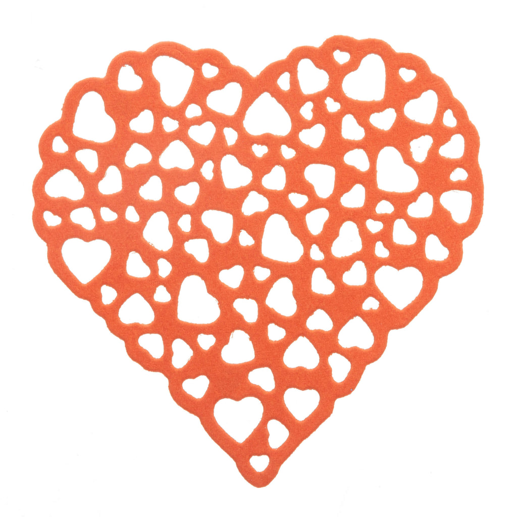 Eine Stanzschablone Großes Herz mit kleinen inneren Herzen erstellt mit der Big Shot-Maschine von Stanzenshop.de einen orangefarbenen herzförmigen Ausschnitt auf weißem Hintergrund.