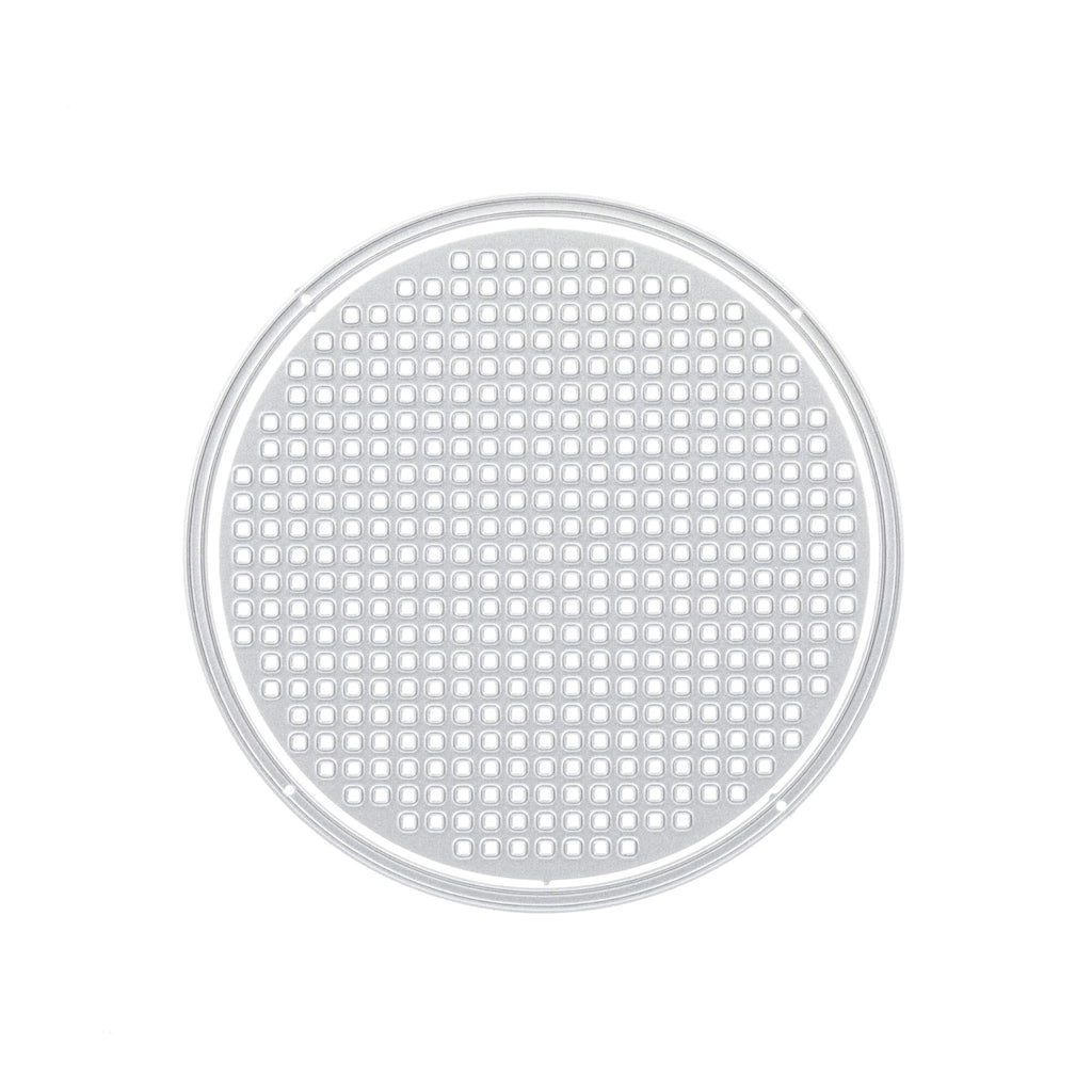 Ein weißer Teller von Stanzenshop.de mit Löchern, Stanzschablone: Kreis mit Wabenmuster, auf weißem Hintergrund.