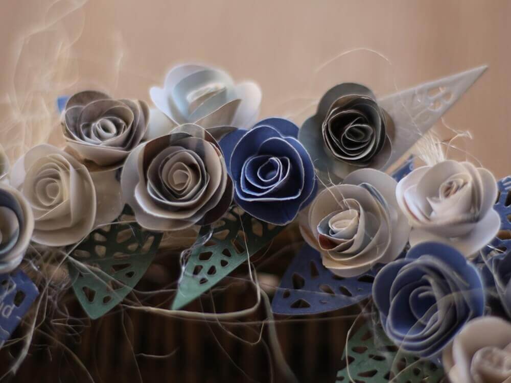 Wunderschöne Stanzschablone Rosenblüte, Rosen in einem Korb auf einem Tisch angeordnet.