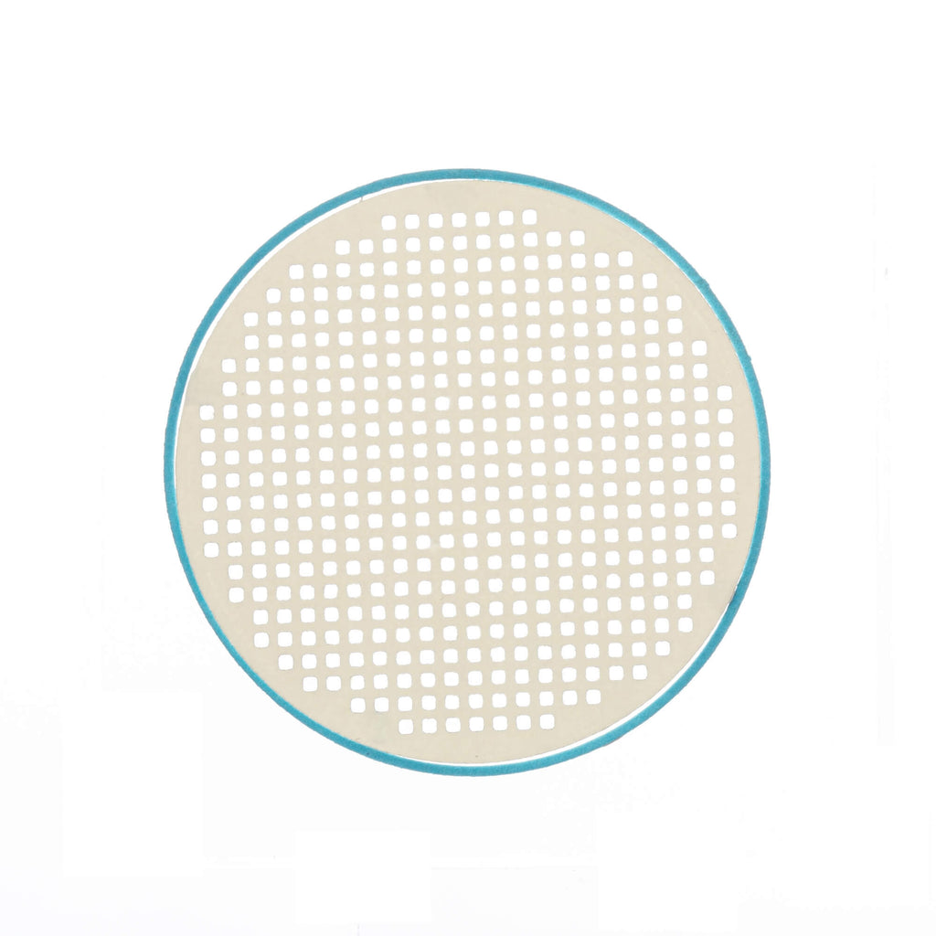 Ein weißer Stanzenshop.de-Teller mit einer blauen Stanzschablone: Kreis mit Wabenmuster darauf.