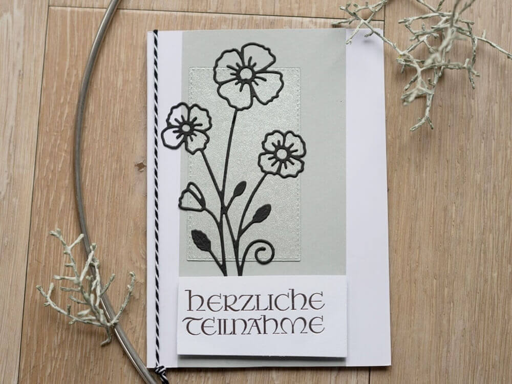 Eine schwarz-weiße Stanzschablone mit rechteckigem Rahmen in sieben verschiedenen Größen mit Blumen darauf, perfekt für Bastelbegeisterte, von Stanzenshop.de.