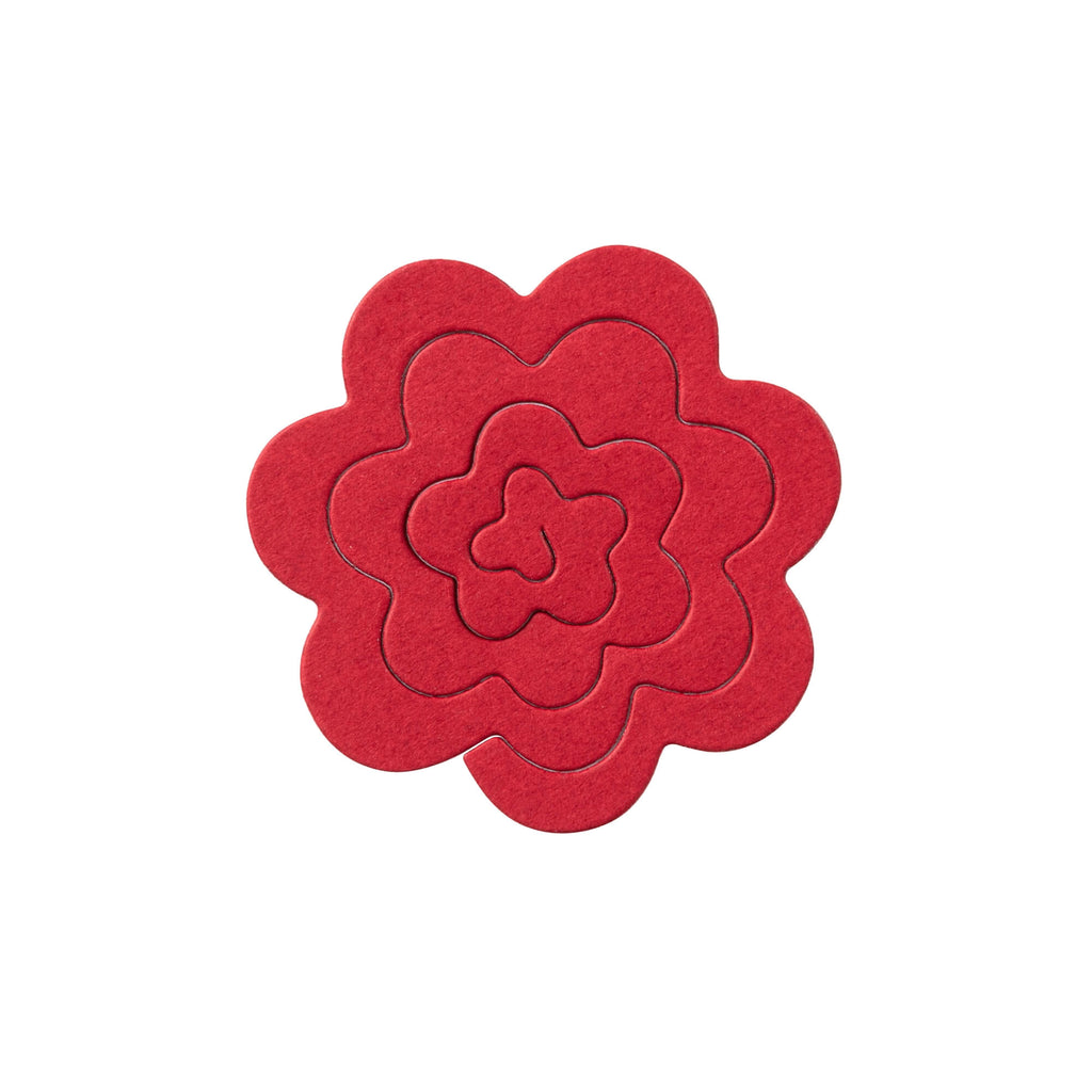Ein roter, blumenförmiger Untersetzer auf weißem Hintergrund mit einem wunderschönen Stanzschablone-Rosenblüte-Design von Stanzenshop.de.