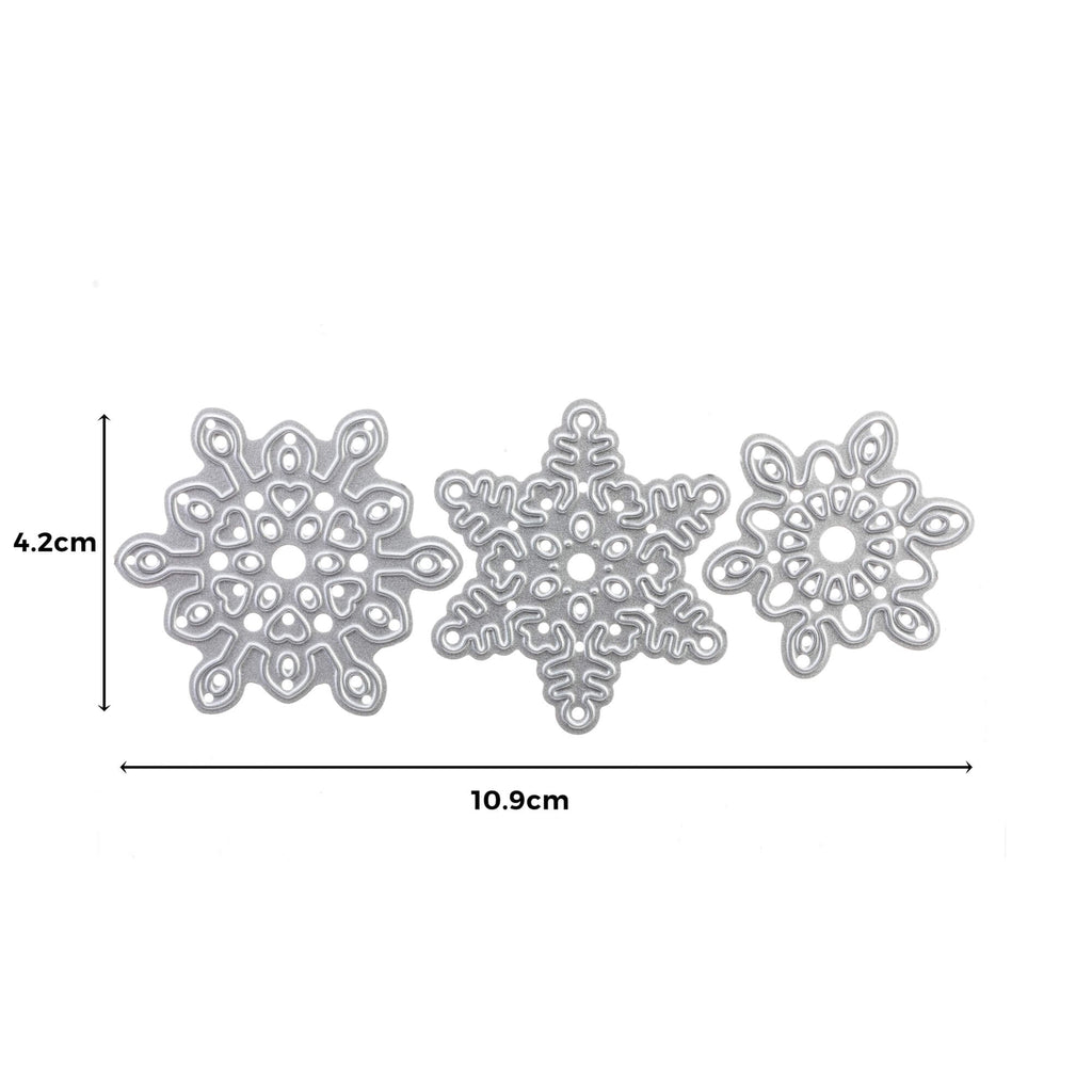 Ein Set aus drei silbernen Schneeflockenstanzen von Stanzenshop.de: Stanzschablone günstig: Drei kleine Schneekristalle.