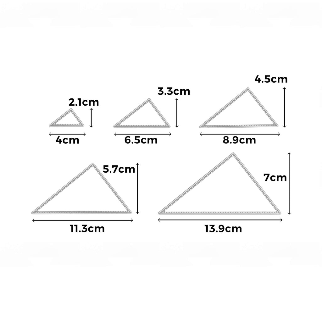 Ein Satz Stanzschablonen Fünf Dreiecke mit gesticktem Rand von Stanzenshop.de mit verschiedenen Größen und Maßen.