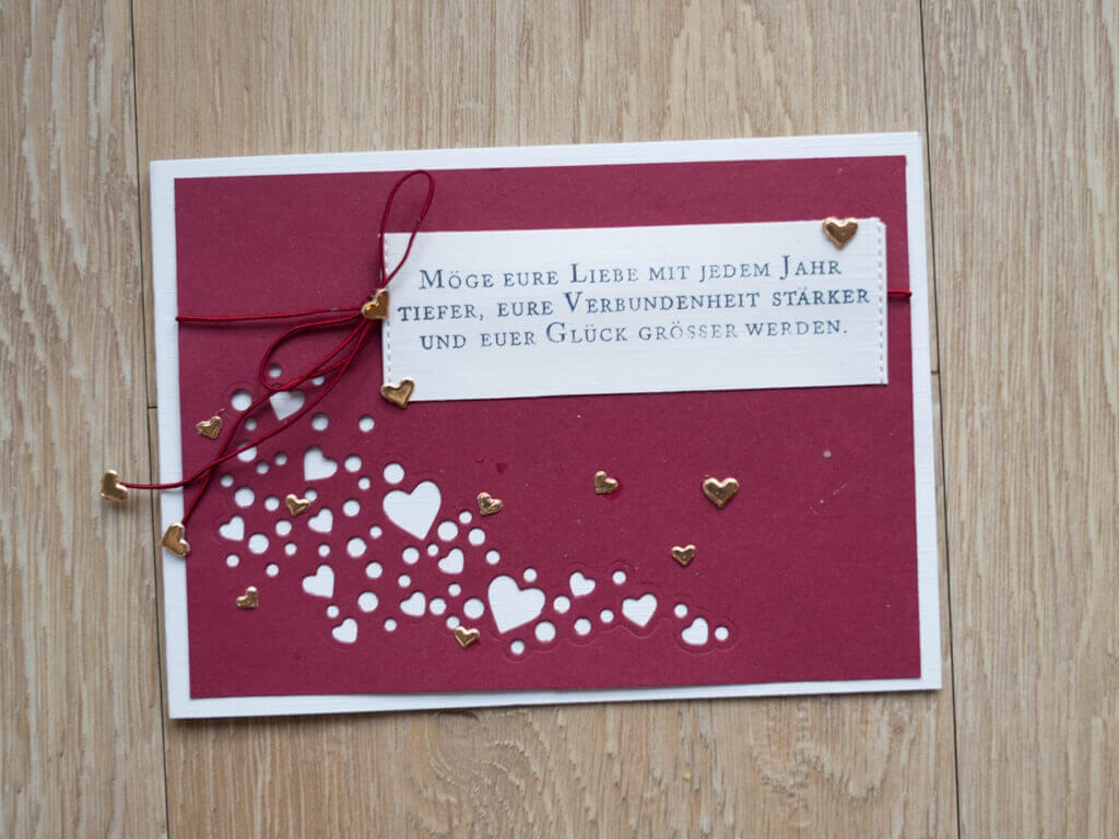 Eine Valentinstagskarte mit Herzen und einem Zitat. Dieses herzliche Bastelergebnis umfasst aufwendige Designs, die mit Stanzmaschinen und den Stanzschablonen Welle aus Herzen-Vorlagen von Stanzenshop.de erstellt wurden.