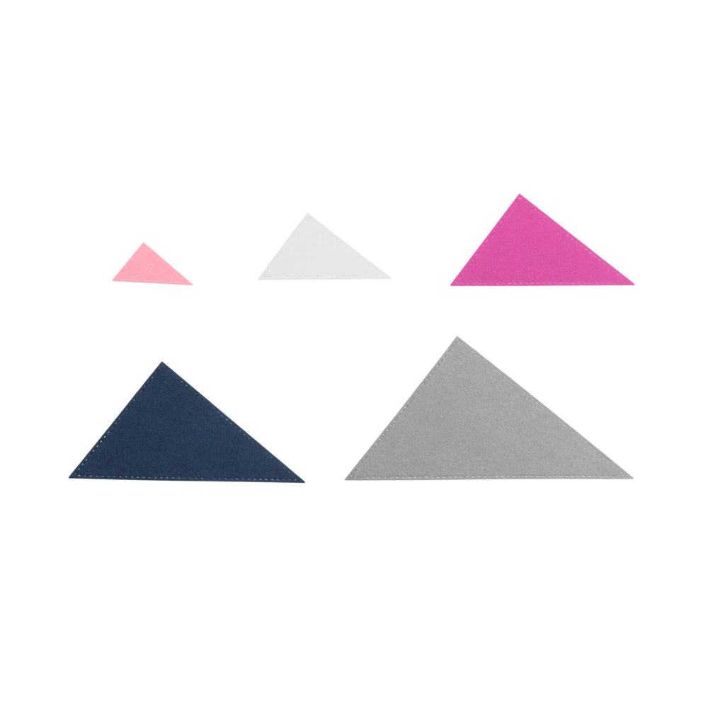 Eine Gruppe von Stanzschablonen Fünf Dreiecke mit gesticktem Rand von Stanzenshop.de auf einer weißen Fläche.