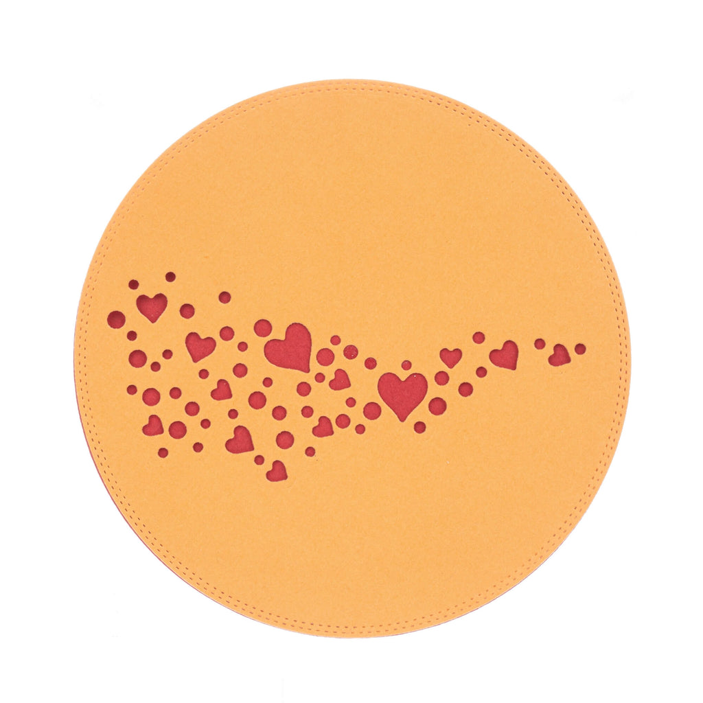 Ein entzückender Kreis verziert mit roten Herzen, erstellt mit der Stanzschablone Welle aus Herzen von Stanzenshop.de, um ein bezauberndes Bastelergebnis zu erzielen.