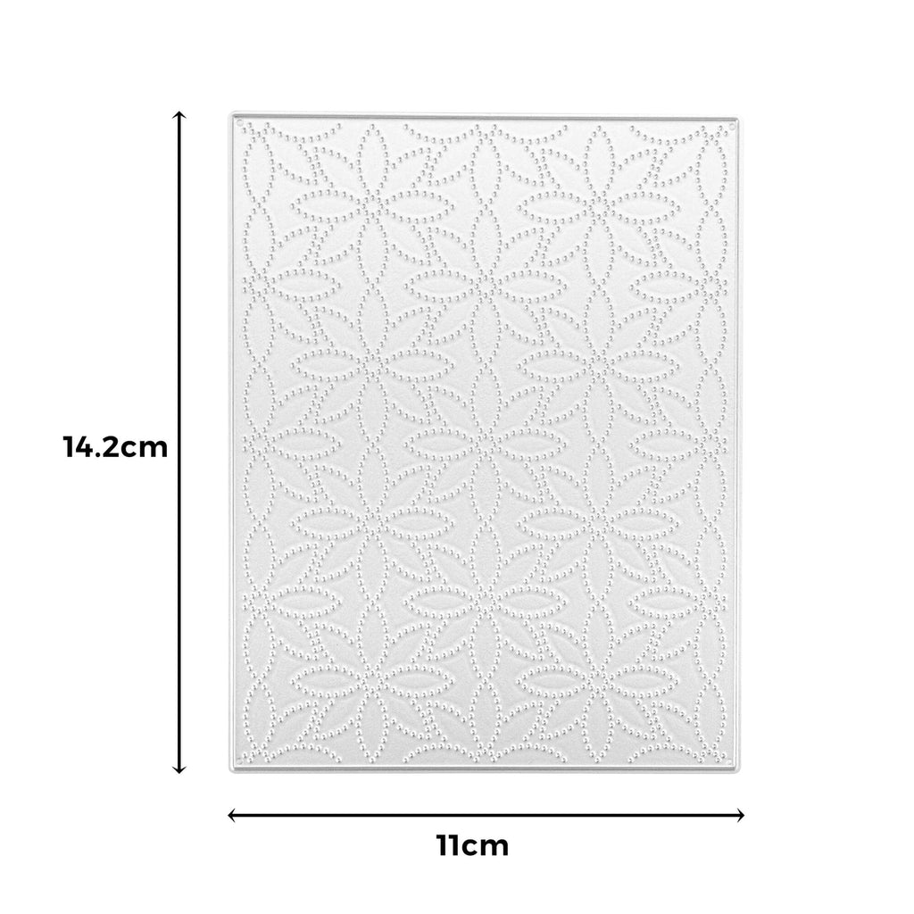 Ein weißes Blatt Papier mit einem Muster darauf, erstellt mit der Stanzschablone Platte mit Blumen von Stanzenshop.de.