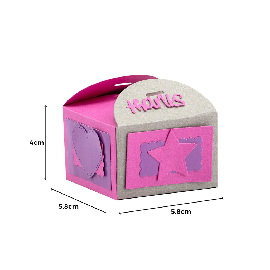 Eine rosa und lila Stanzschablone Quadratische Schachtel mit Verzierungen in Geschenkbox mit Maßangaben, perfekt als Bastelergebnis von Stanzenshop.de.