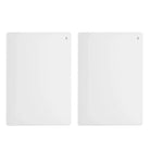 Zwei identische weiße Blankokarten sind mit einem kleinen roten "E" in der rechten oberen Ecke versehen, perfekt für die Verwendung mit der Vaessen Creative - Cut Easy Prägeplatte (E) 2St. von Vaessen Creative oder einer anderen Prägeplatte Ihrer Wahl.