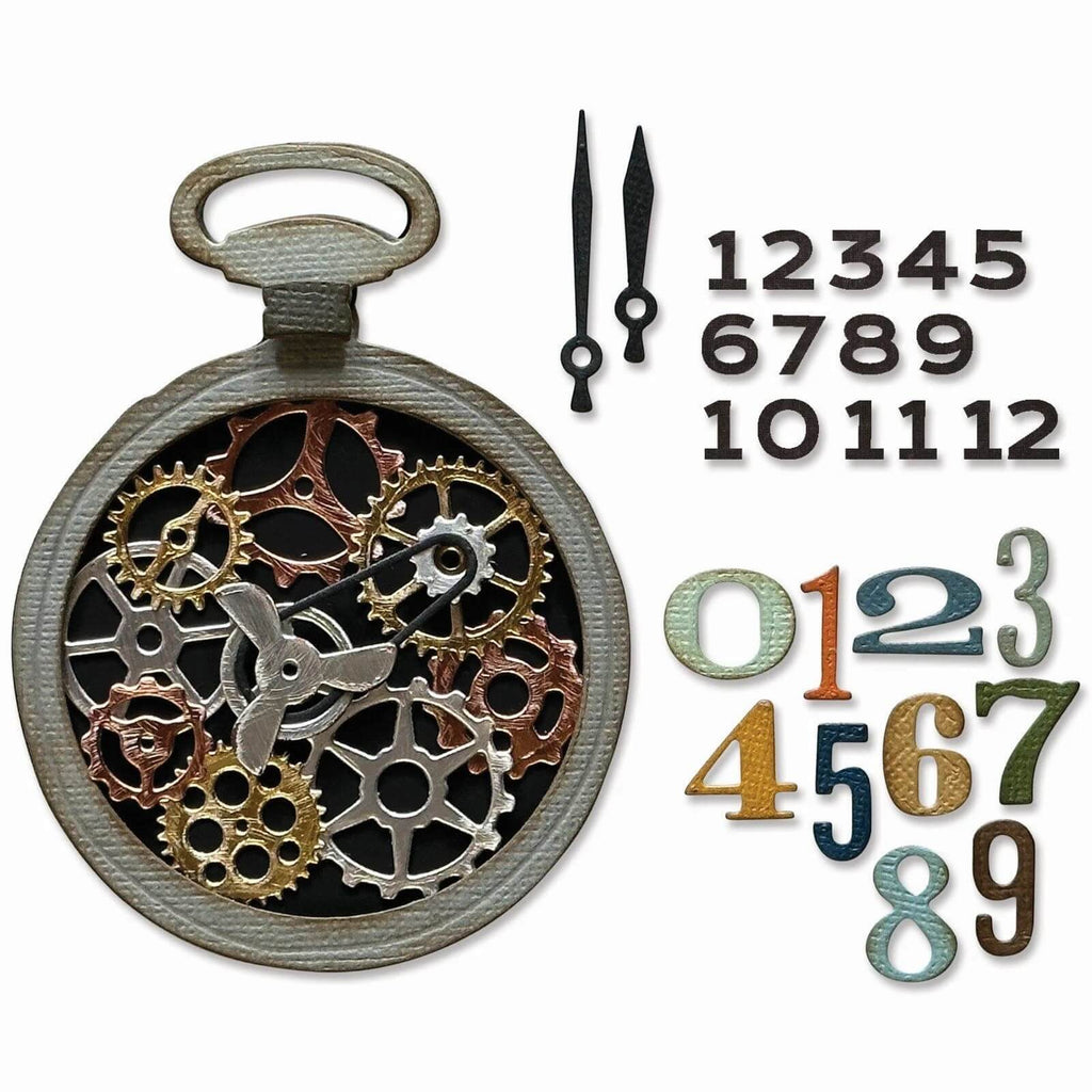 Ein Sizzix® Vault Watch Gears Thinlits Stanzset mit einer zifferblattlosen Taschenuhr von Tim Holtz®, die eine Reihe ineinandergreifender Zahnräder zeigt, begleitet von drei Sätzen aus Zahlen und Uhrzeigern in verschiedenen Stilen und Farben – eine inspirierende Darstellung der Kreativität mit dem 29-teiligen Stanzset.