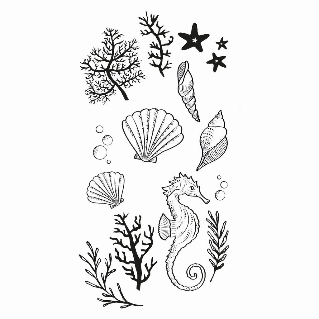 Abbildung verschiedener Meereselemente aus dem 15-teiligen Sizzix Clear Stamp Set „Ocean Elements“, darunter Muscheln, Seetang, ein Seepferdchen, Seesterne und Korallen auf weißem Hintergrund.