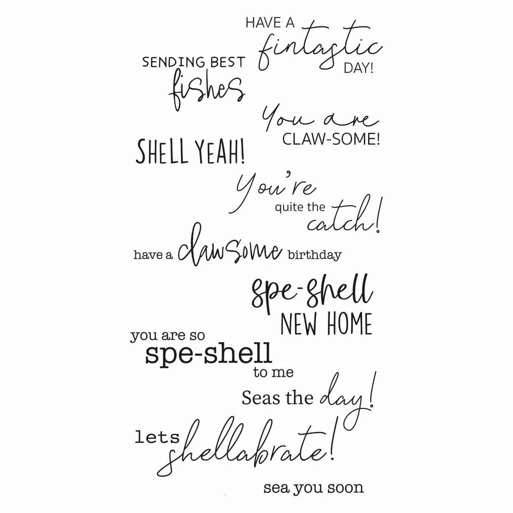 Verschiedene Sätze sind in unterschiedlichen Schriftarten geschrieben, darunter „Have a fintastic day!“, „Sending best fishes“, „You are claw-some!“, „Shell yeah!“ und „You're quite the catch!“. Verwendet wurde das 11-teilige Sizzix Clear Stamp Set „Seas the Day“.