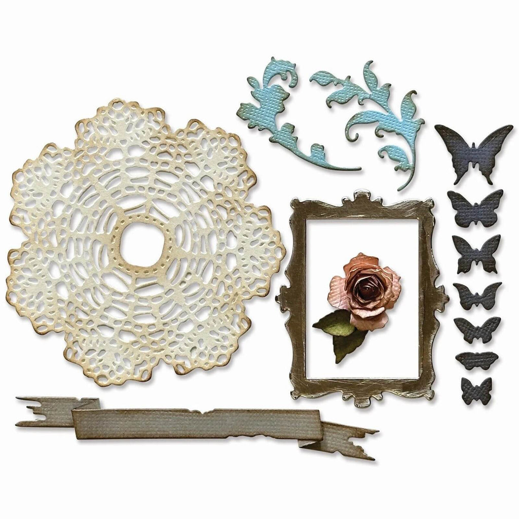 Verschiedene Scrapbook-Verzierungen für Ihre kreativen Projekte, darunter ein Deckchen, ein verzierter Rahmen mit einer Blume, Schmetterlinge, Blätter und ein strukturiertes Banner. Perfekt kompatibel mit dem Sizzix Thinlits Die Set Vault Boutique 15-teilig von Sizzix.