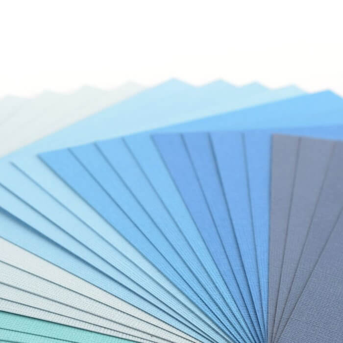 Ein Stapel von Florence • Cardstock Multipack Texture 15,2x15,2cm Blau-Papieren auf einer weißen Oberfläche.