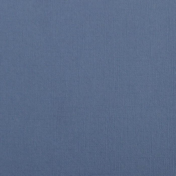 Eine Nahaufnahme von Florence - Cardstock multipack texture 15,2x15,2cm Blau zeigt das feine gitterartige Muster, ähnlich wie bei säurefreien Textilien, die für Produkte in Archivierungsqualität verwendet werden.