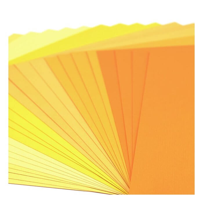 Ein Stapel Florence • Cardstock Multipack Textur 30,5x30,5cm Gelb auf weißem Hintergrund.