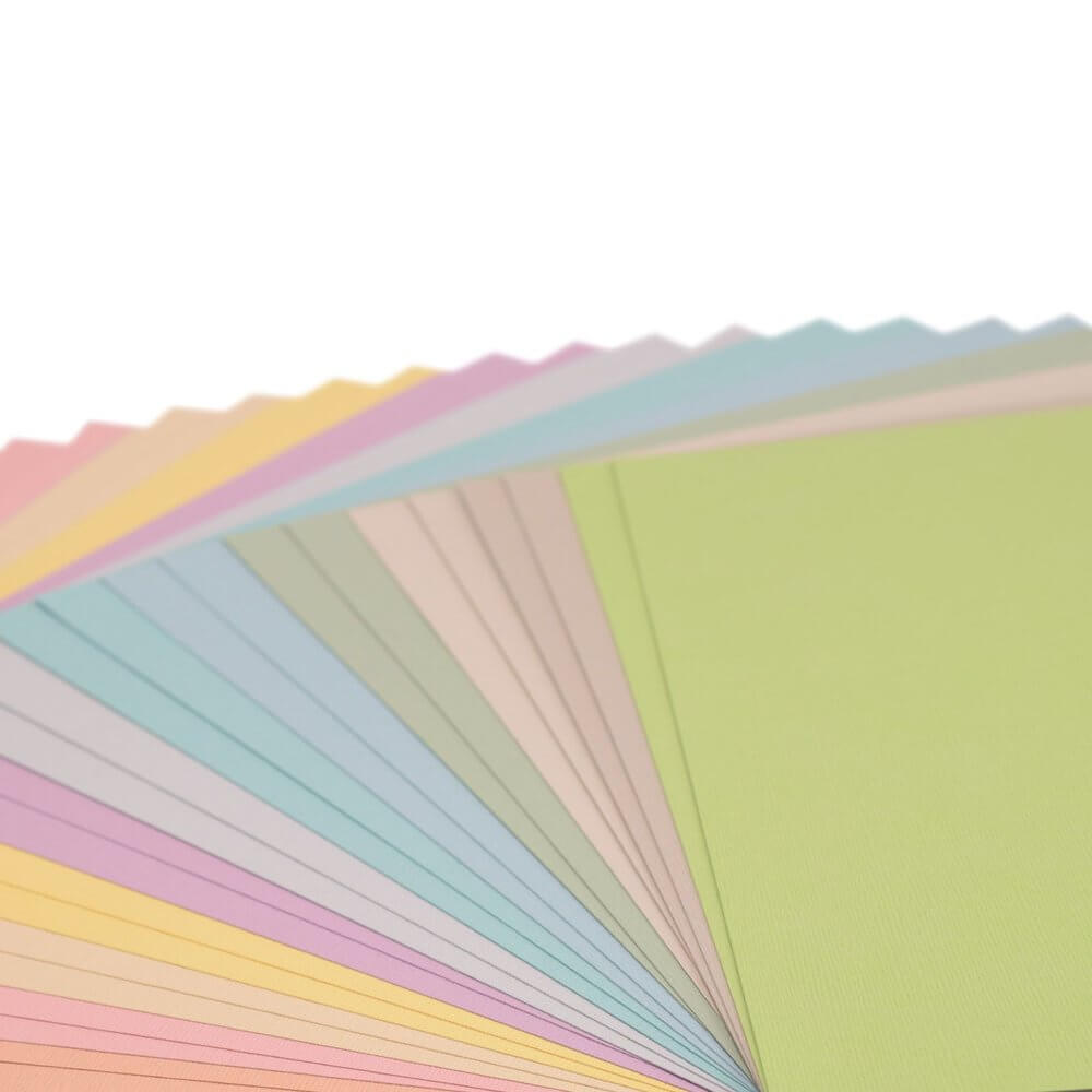 Ein Stapel pastellfarbenes Florence Cardstock Multipack-Textur-Pastellpapier im Format 30,5 x 30,5 cm mit Leinen auf weißem Hintergrund.
