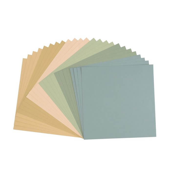 Ein Stapel Florence • Cardstock Multipack Textur 30,5x30,5cm Strandtöne-Papiere auf weißem Hintergrund.
