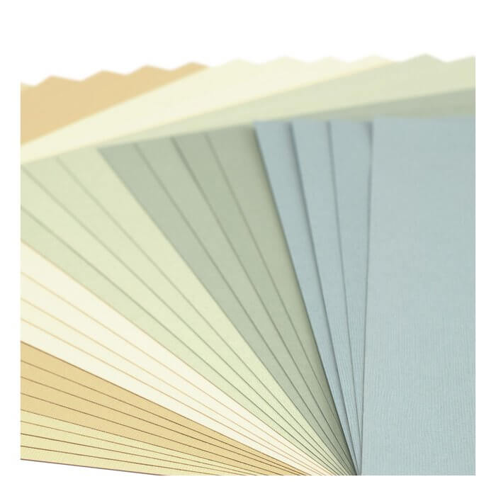 Ein Stapel Florence • Cardstock Multipack Textur 30,5x30,5cm Strandtöne-Papiere auf weißem Hintergrund.