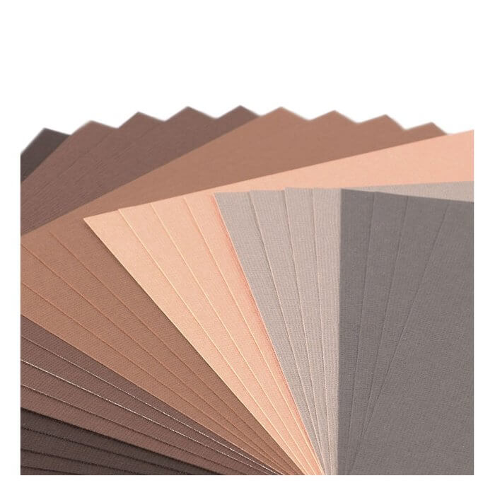 Ein aufgefächerter Stapel von 24 Florence - Cardstock Multipack Textur 15,2x15,2cm brauner Blätter in verschiedenen neutralen Braun-, Braun- und Grautönen wird auf weißem Hintergrund präsentiert.