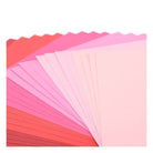 Ein Fächer von 24 Florence - Cardstock Multipack Textur 30,5x30,5cm Roze säurefreie Blätter in verschiedenen Rosa- und Rottönen, angeordnet in einem Farbverlauf von dunklen zu hellen Tönen.