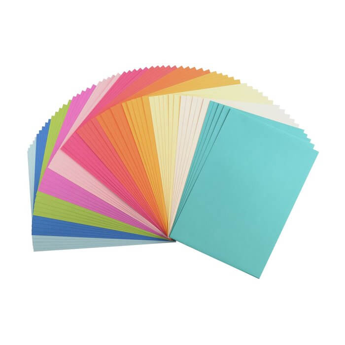 Ein Stapel farbiges Florence • Cardstock-Papier im Format A4 12x5 auf weißem Hintergrund.