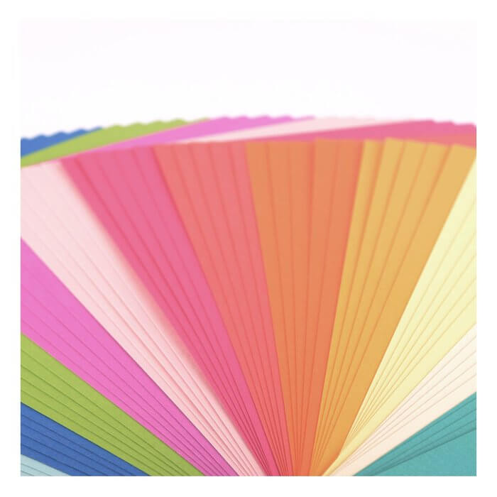 Ein Stapel glattes Florence-Cardstock-Papier im Format A4 12x5 in verschiedenen Farben.