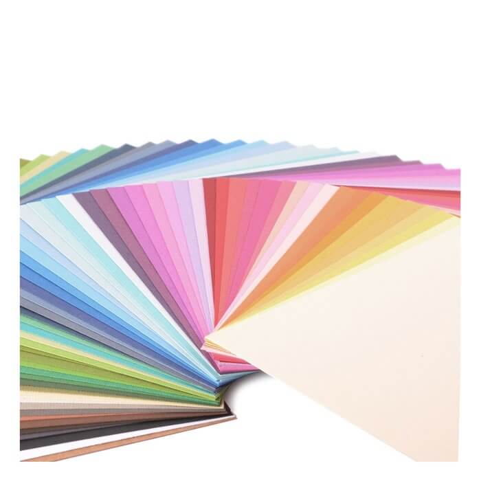 Ein Stapel Florence • Tonkarton Texture Multipack 15,2x15,2cm Assorti farbiges Papier auf weißem Hintergrund.