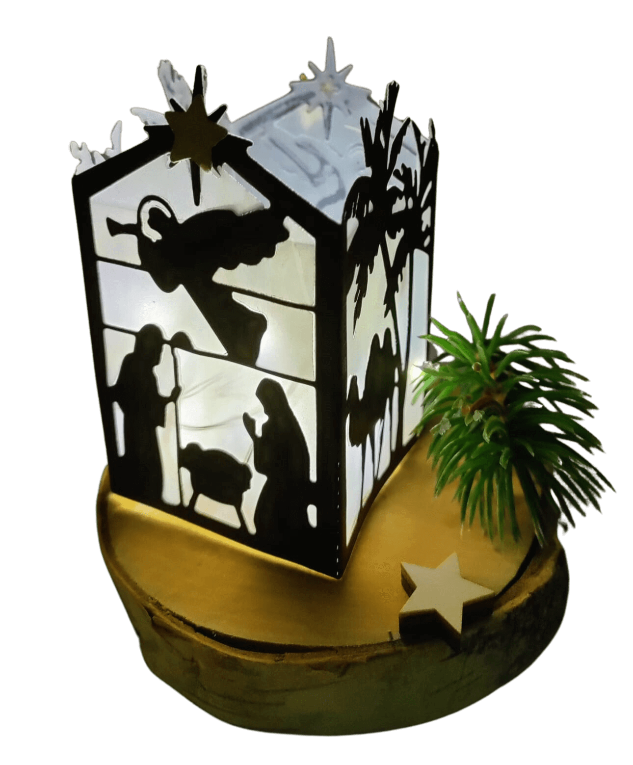 Die Stanzschablone Krippenlaterne von Stanzenshop.de ist ein dekorativer Würfel mit biblischen Silhouetten, der auf einem goldenen Sockel mit einem künstlichen Tannenbaum und einem Stern steht.