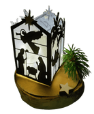 Die Stanzschablone Krippenlaterne von Stanzenshop.de ist ein dekorativer Würfel mit biblischen Silhouetten, der auf einem goldenen Sockel mit einem künstlichen Tannenbaum und einem Stern steht.