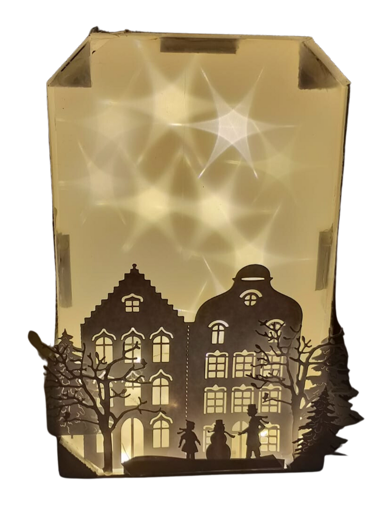 Eine Papierlaterne von Stanzenshop.de mit einer Stanzschablone: Aufsteller in Gebäudeform, Silhouette eines Hauses und Menschen.