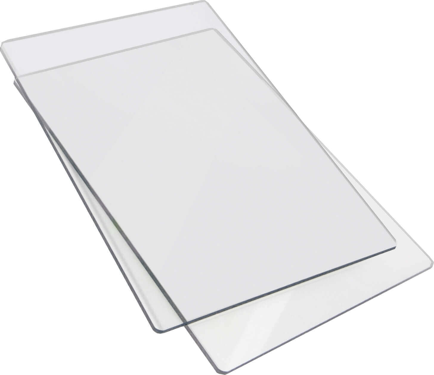 Zwei transparente Sizzix Acrylplatten Cutting Pad Big Shot™ Standard 15 x 22,5 cm sind leicht schief auf einem weißen Hintergrund gestapelt.