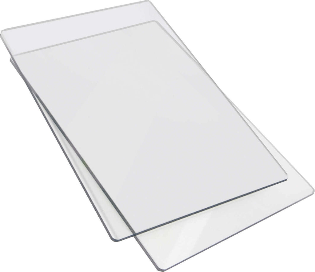 Ein Stanzenshop Sizzix Acrylplatten-Schneidepad Big Shot(TM) Standard 15 x 22 5 cm großes transparentes Blatt Papier auf einer weißen Oberfläche.