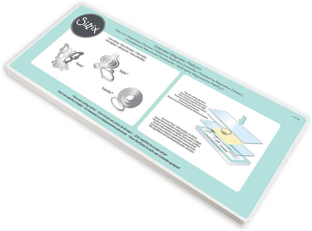 Die Sizzix Erweiterte Magnetische Funktionsplatte, eine rechteckige magnetische Plattform von Sizzix, wird mit Metallstempeln, detaillierter Verpackung und einem Diagramm gezeigt, das die Verwendung in einer Sizzix Stanzmaschine illustriert.