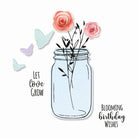 Das Sizzix 665320 Framelits Die Set & Stamps Birthday Jar zeigt ein Einmachglas mit schwarzen Line Art Blumen, rosa Papierrosen, pastellfarbenen Schmetterlingen und "Let love grow"/"Blooming birthday wishes". Größe: 8,3 x 5,1 cm. Inhalt: 5 Stück.