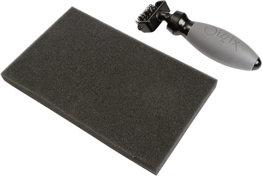 Ein schwarzes Sizzix Stanz-Zubehör-Set „Die Brush & Foam Pad“ mit einer schwarzen Bürste darauf.