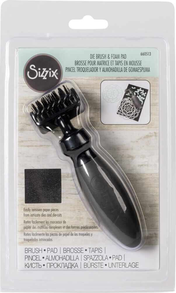 Das verpackte Sizzix Stanz-Zubehör-Set "Die Brush & Foam Pad" (Foam Pad: 11,4 x 17,8 cm; Brush: 14 x 4 cm) von Sizzix ist vor einem weißen Hintergrund abgebildet, perfekt zum Entfernen von Papier aus filigranen Thinlits Schablonen.